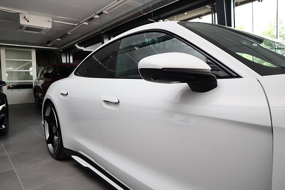 Porsche Taycan 4S 3 of 30