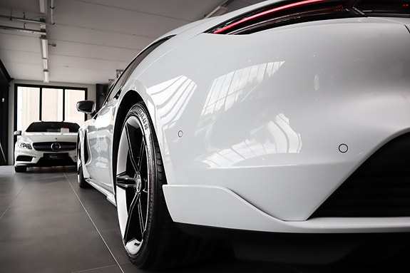 Porsche Taycan 4S 17 of 30