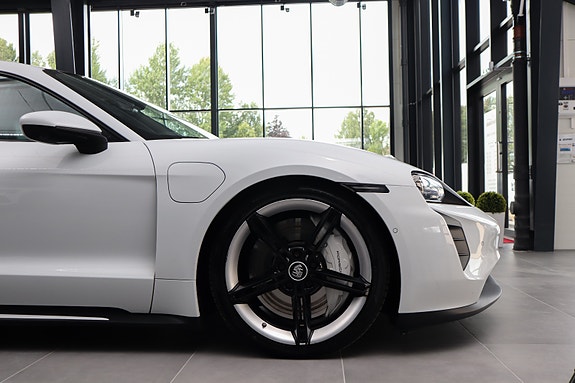 Porsche Taycan 4S 21 of 30