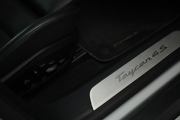 Porsche Taycan 4S 27 of 30