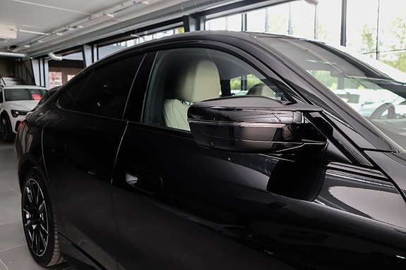 BMW i4 3 of 30