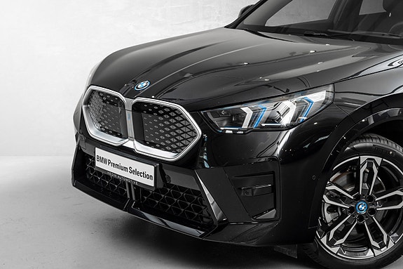 BMW iX2 4 of 30