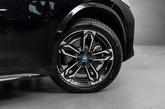 BMW iX2 11 of 30