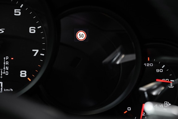 Porsche 911 Carrera 4 GTS 28 of 30