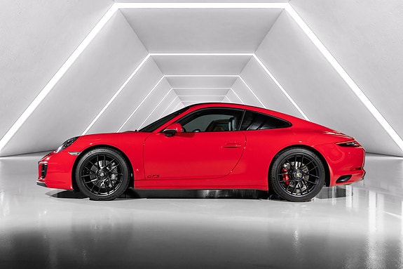 Porsche 911 Carrera 4 GTS 15 of 30