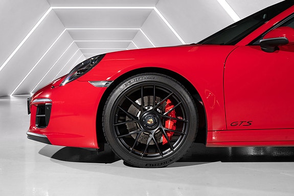 Porsche 911 Carrera 4 GTS 13 of 30