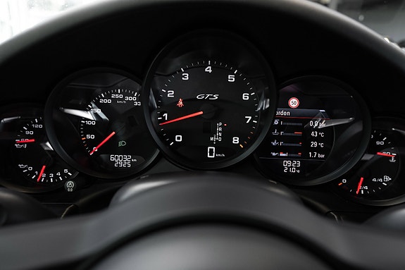 Porsche 911 Carrera 4 GTS 25 of 30