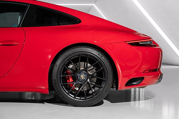 Porsche 911 Carrera 4 GTS 14 of 30