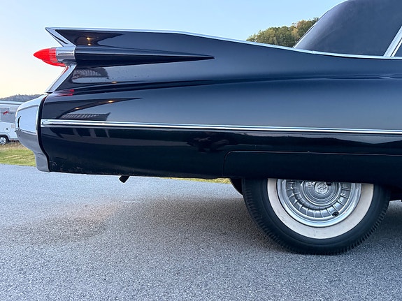 Cadillac Fleetwood 30 of 30