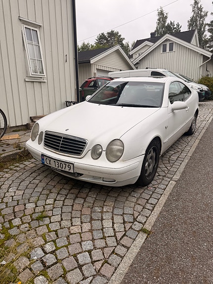 Mercedes-Benz CLK230 3 of 6