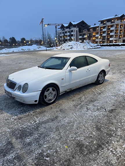 Mercedes-Benz CLK230 4 of 6
