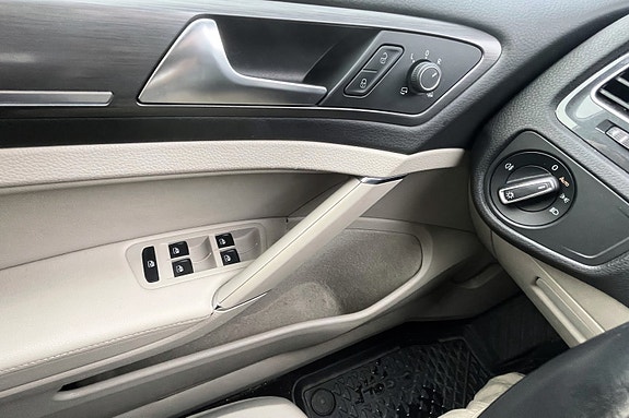 Volkswagen e-Golf VII 30 of 30