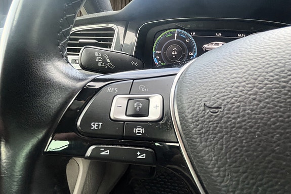 Volkswagen e-Golf VII 18 of 30