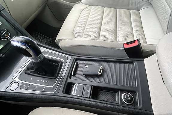 Volkswagen e-Golf VII 26 of 30