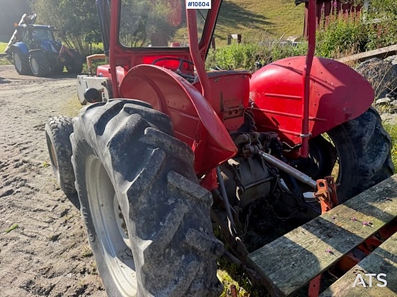 Massey Ferguson 1971 135 2X4 Traktor 6 of 21