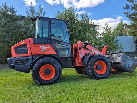 Kubota R065 3 of 12