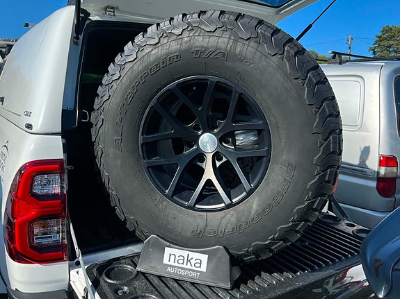 Toyota HiLux 14 of 30
