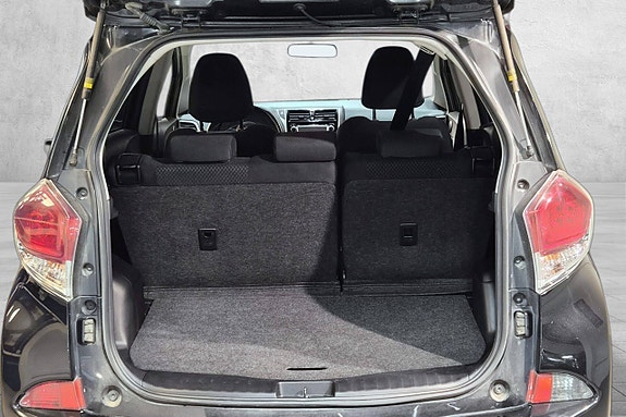 Toyota Verso-S 21 of 30