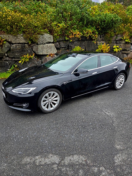 Tesla Model S 2 of 12