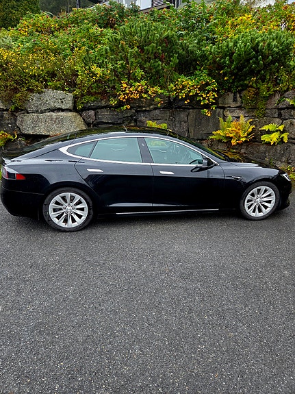 Tesla Model S 4 of 12