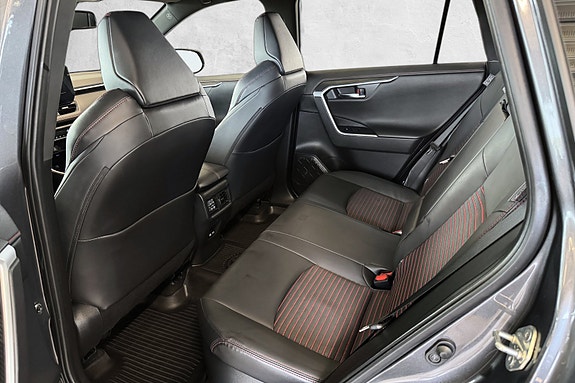 Toyota RAV4 Plug-in Hybrid 19 of 28