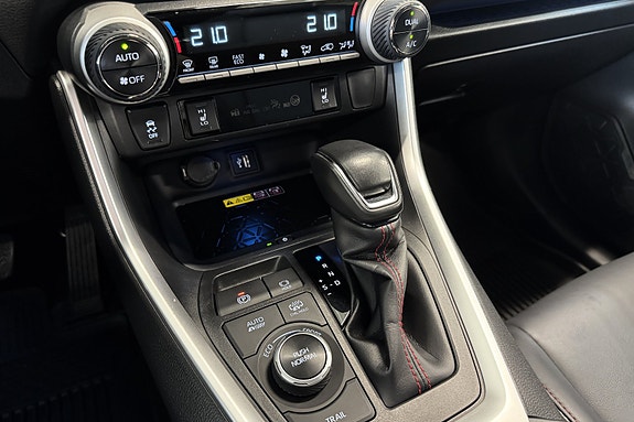 Toyota RAV4 Plug-in Hybrid 18 of 28