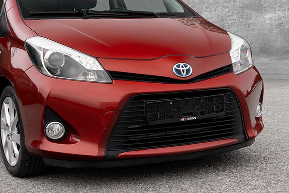 Toyota Yaris 2 of 30