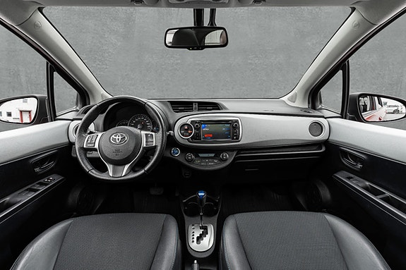 Toyota Yaris 12 of 30