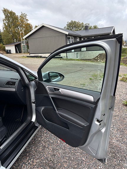 Volkswagen e-Golf VII 14 of 22