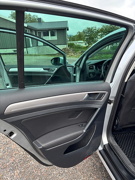 Volkswagen e-Golf VII 13 of 22