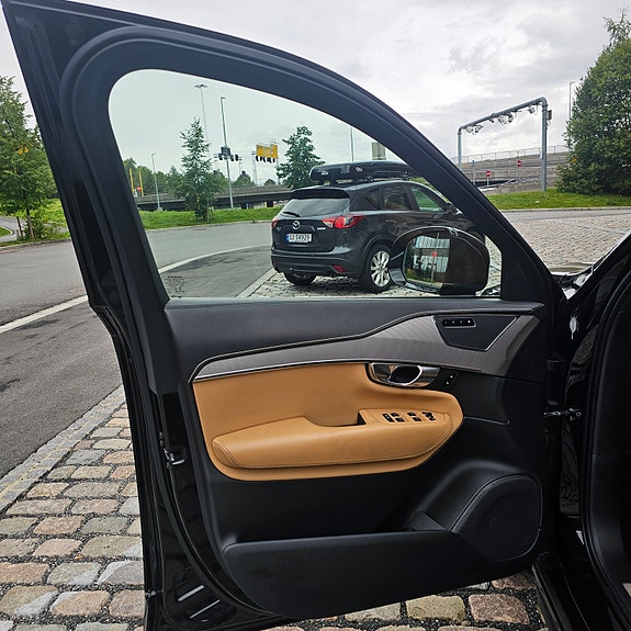 Volvo XC90 30 of 30
