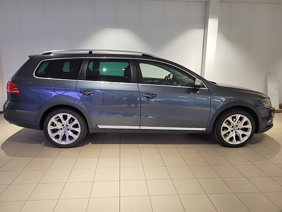 Volkswagen Passat Alltrack 2 of 11