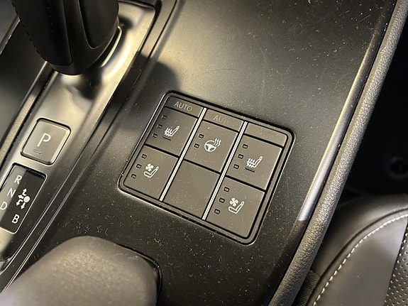 Lexus UX300e 11 of 11