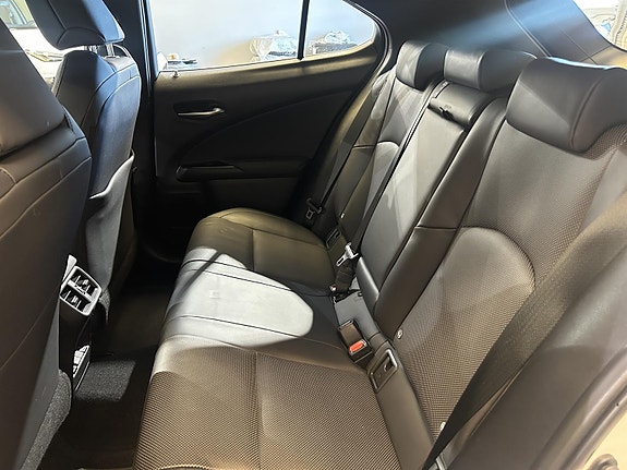 Lexus UX300e 5 of 11