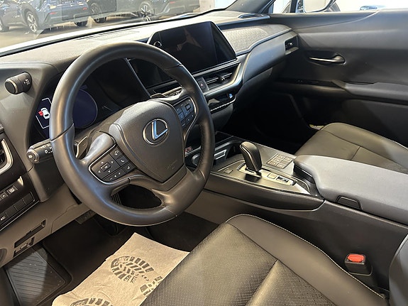 Lexus UX300e 7 of 11
