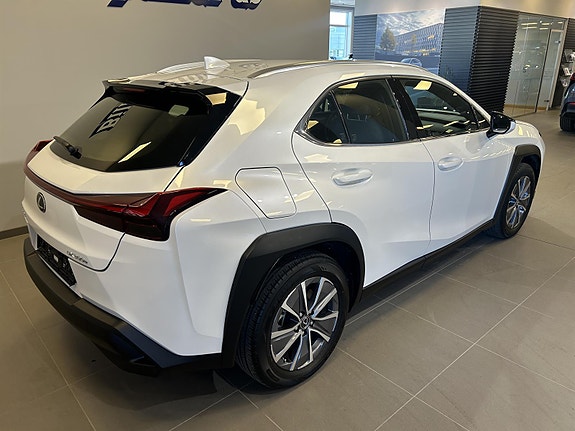 Lexus UX300e 3 of 11