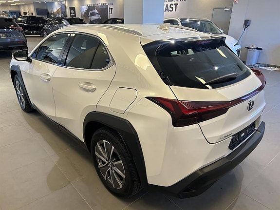 Lexus UX300e 4 of 11
