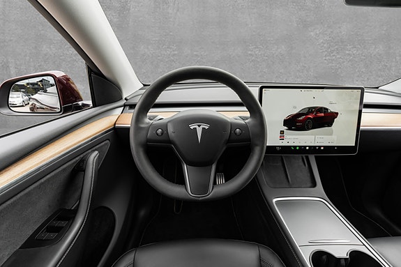 Tesla Model Y 16 of 30