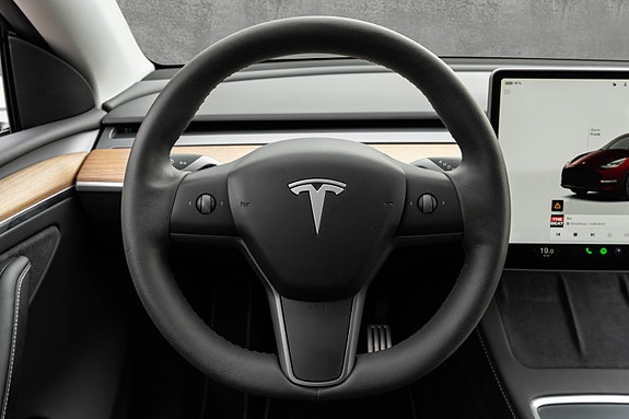 Tesla Model Y 17 of 30