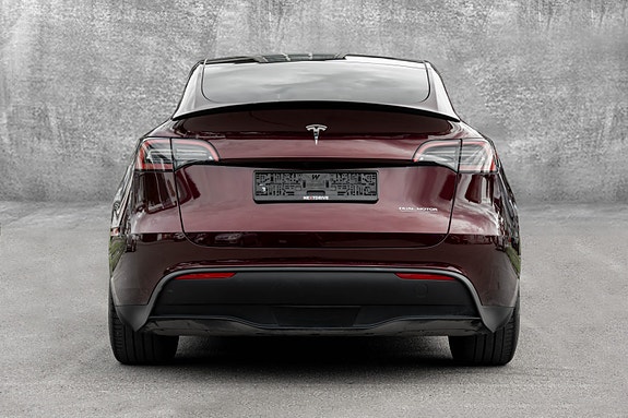 Tesla Model Y 9 of 30