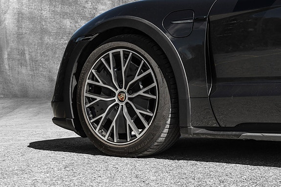 Porsche Taycan Cross Turismo 11 of 30
