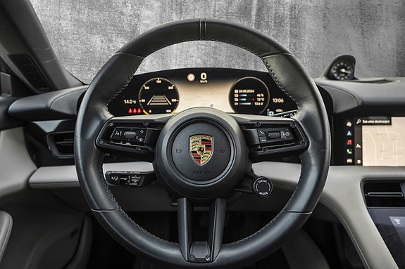 Porsche Taycan Cross Turismo 15 of 30