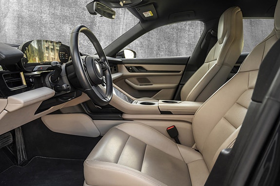 Porsche Taycan Cross Turismo 12 of 30