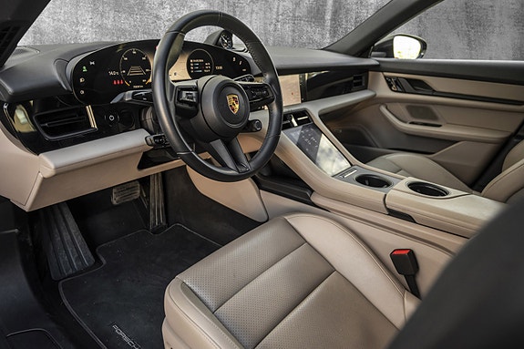 Porsche Taycan Cross Turismo 13 of 30