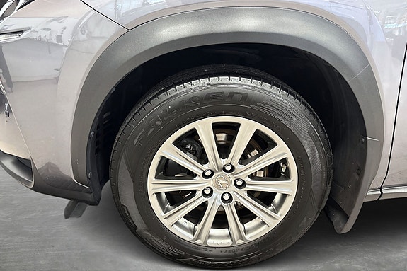 Lexus NX300h 18 of 21