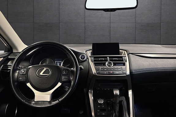 Lexus NX300h 9 of 21