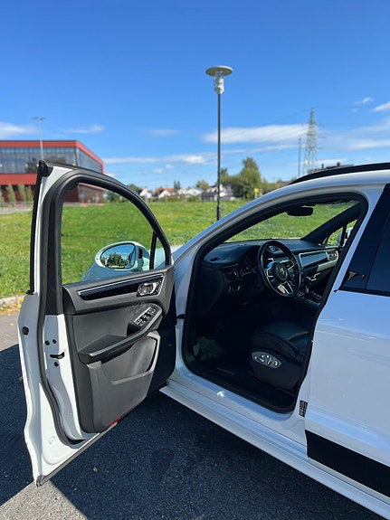 Porsche Macan 9 of 28