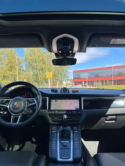 Porsche Macan 18 of 28