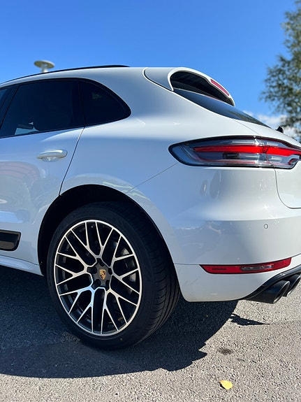 Porsche Macan 8 of 28