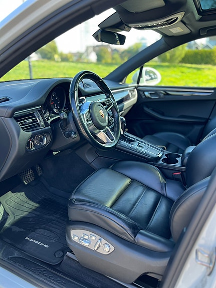 Porsche Macan 10 of 28